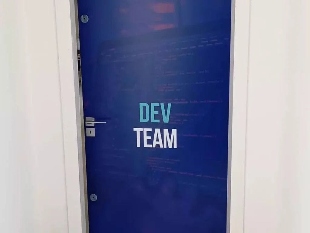 Placa de Porta e Identificação de Sala