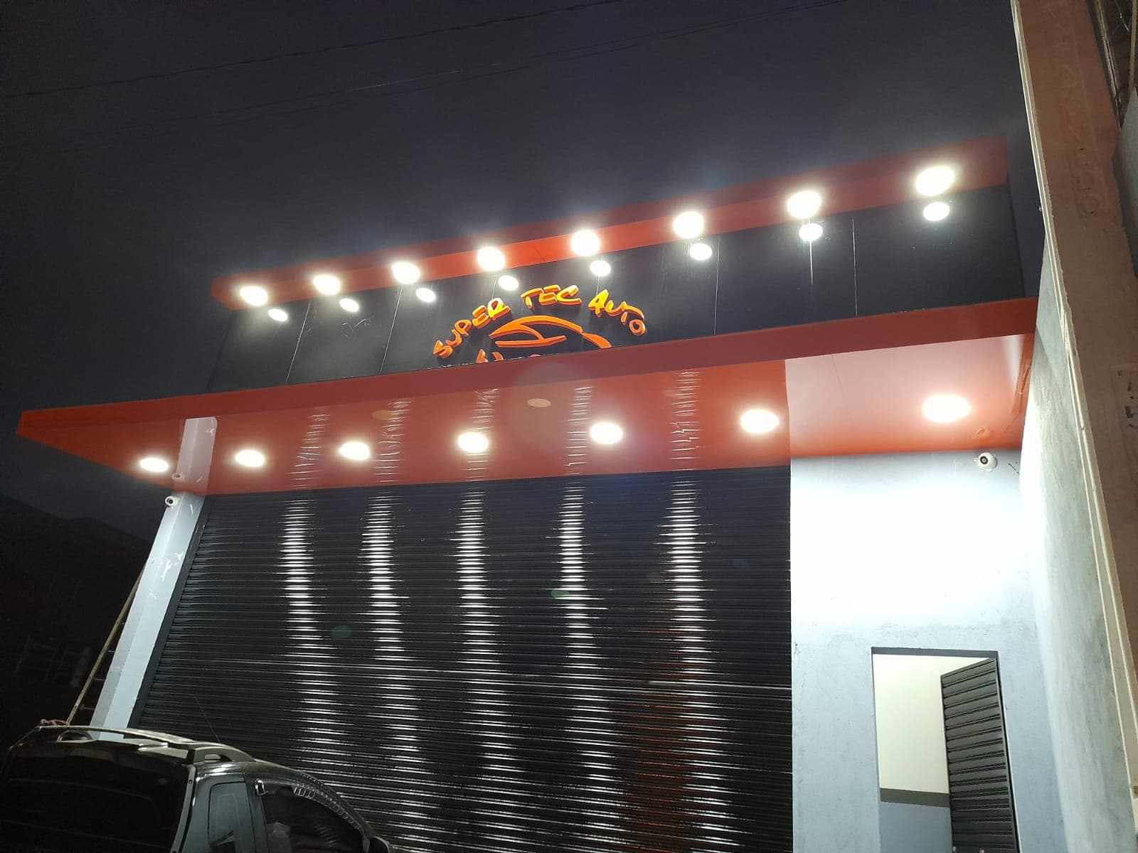 Comunicação visual aplicada em fachada de loja em Arujá