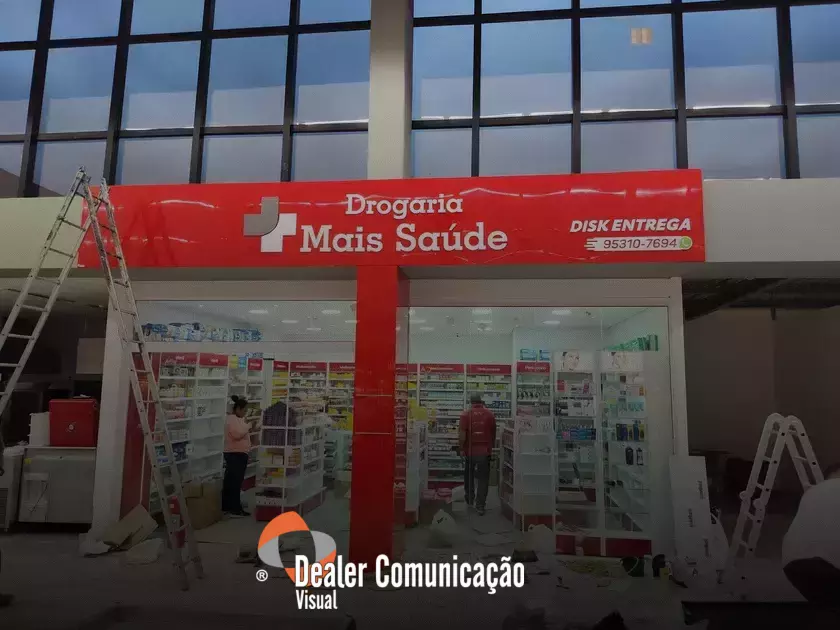 Fachada em ACM personalizada com comunicação visual integrada