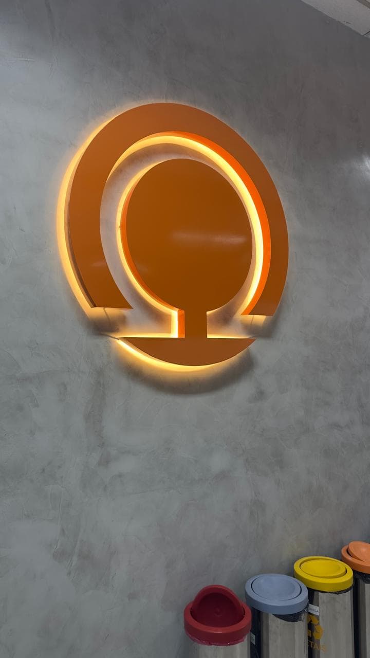 Letra caixa em galvanizado com iluminação indireta em LED instalada em fachada interna